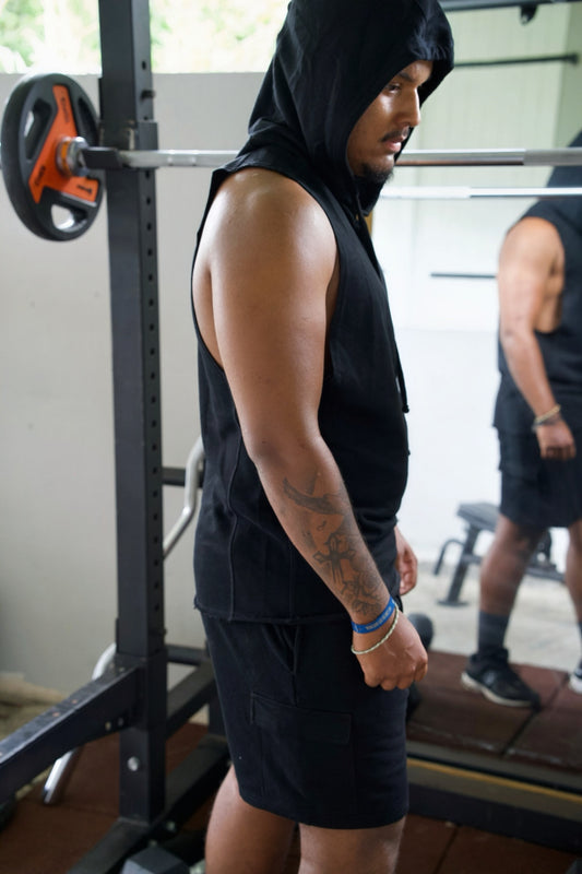 Ensemble de sport homme 100% coton – Débardeur à capuche + short avec poches