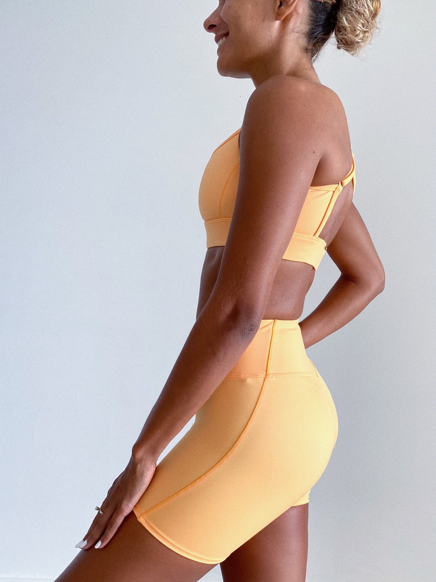 CONJUNTO SUJETADOR DEPORTIVO Y PANTALÓN CORTO NARANJA TIVOLI