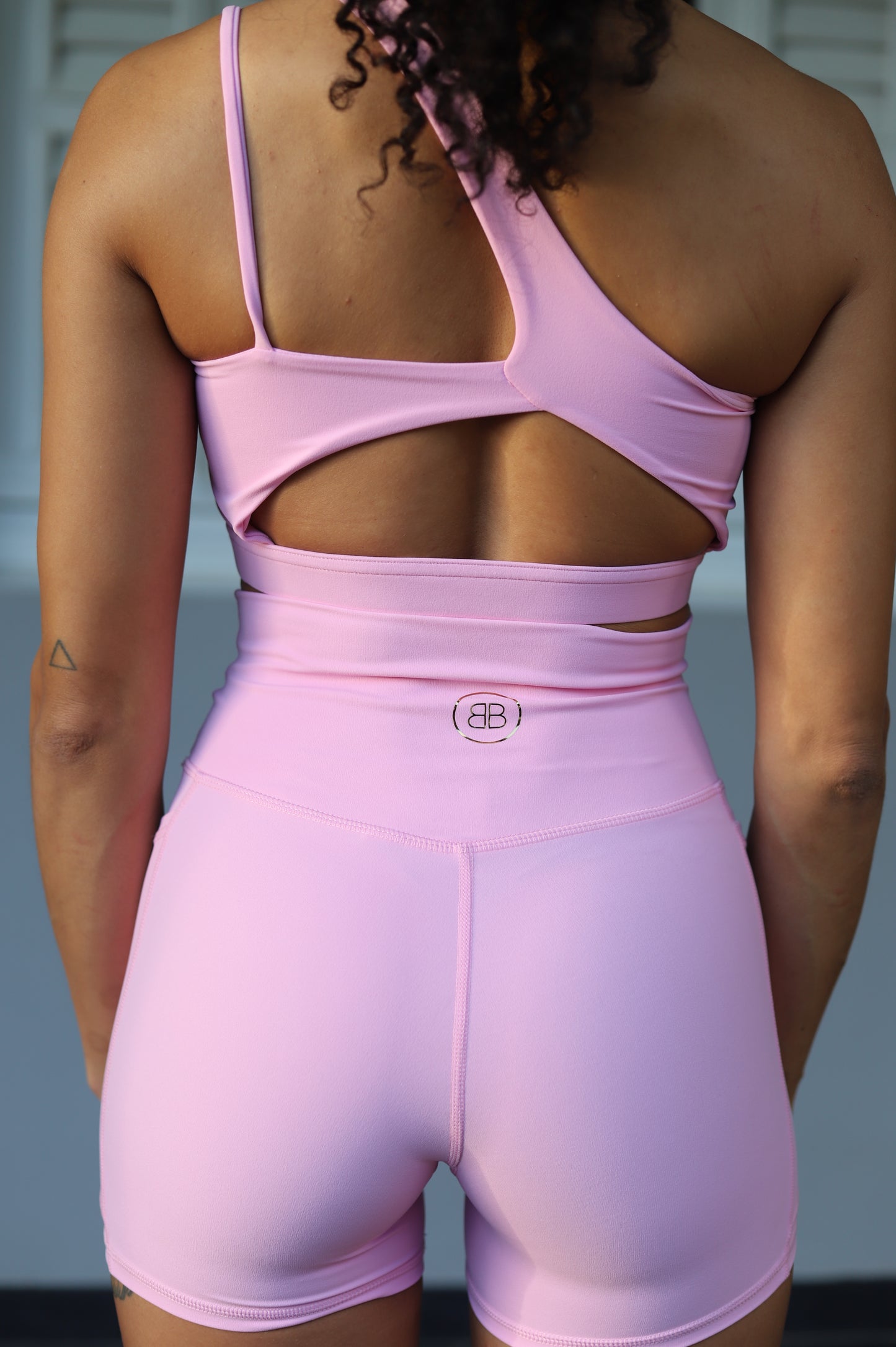 Ensemble de sport brassière asymétrique & short avec poches "Naxos" rose