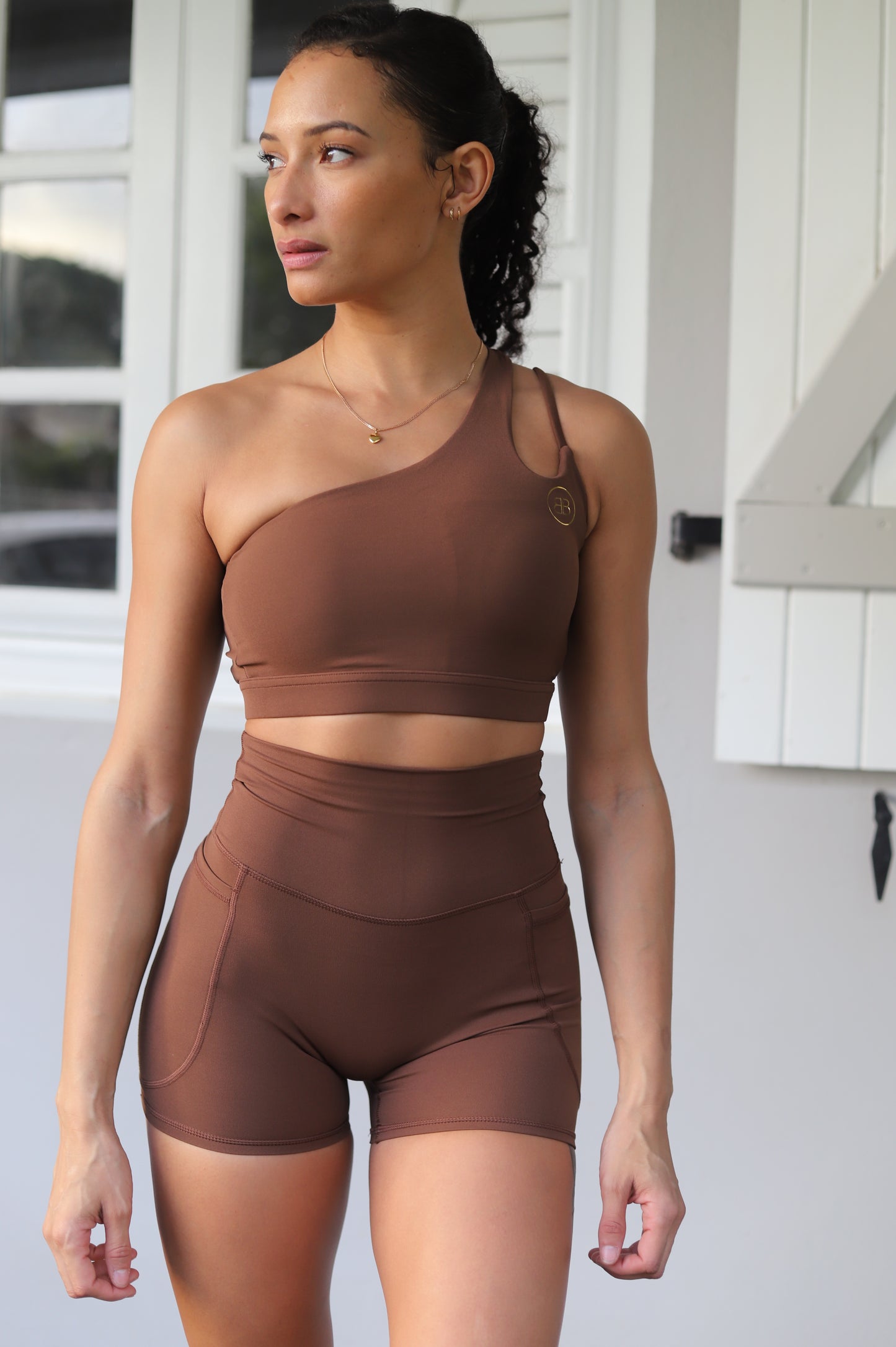 Ensemble de sport brassière asymétrique & short avec poches "Naxos" marron brun