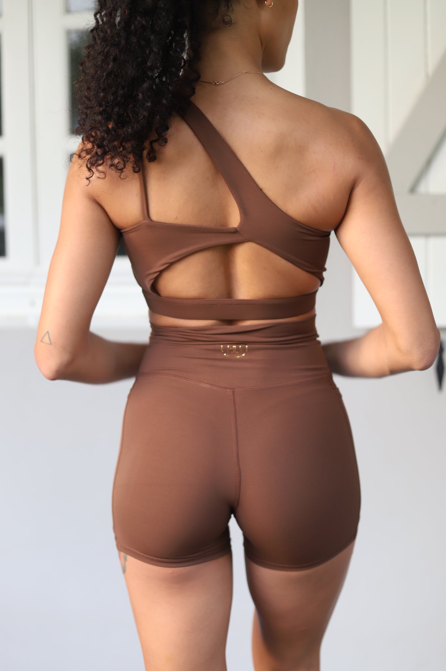 Ensemble de sport brassière asymétrique & short avec poches "Naxos" marron brun