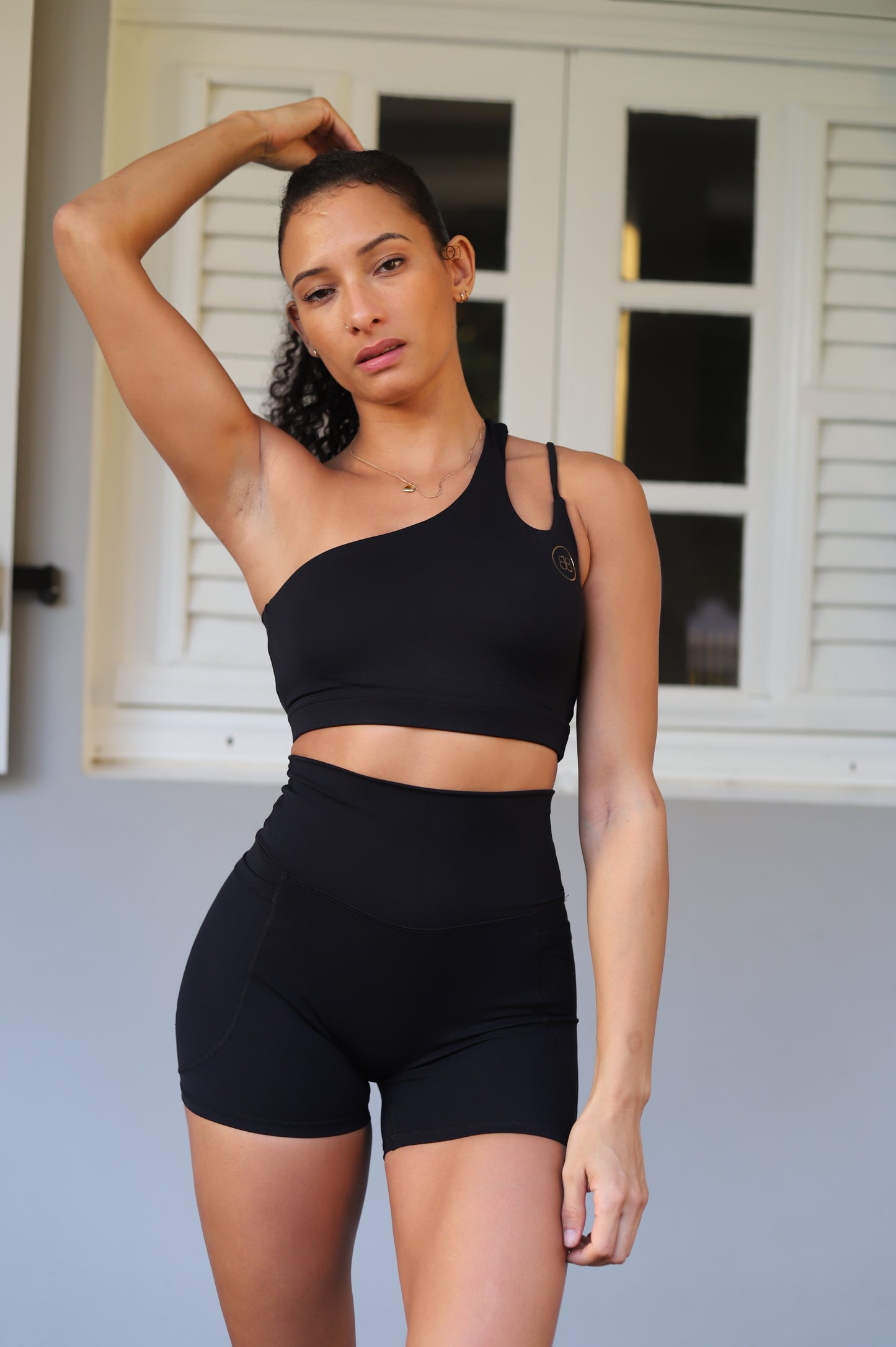 Ensemble de sport brassière asymétrique & short avec poches "Naxos" noir