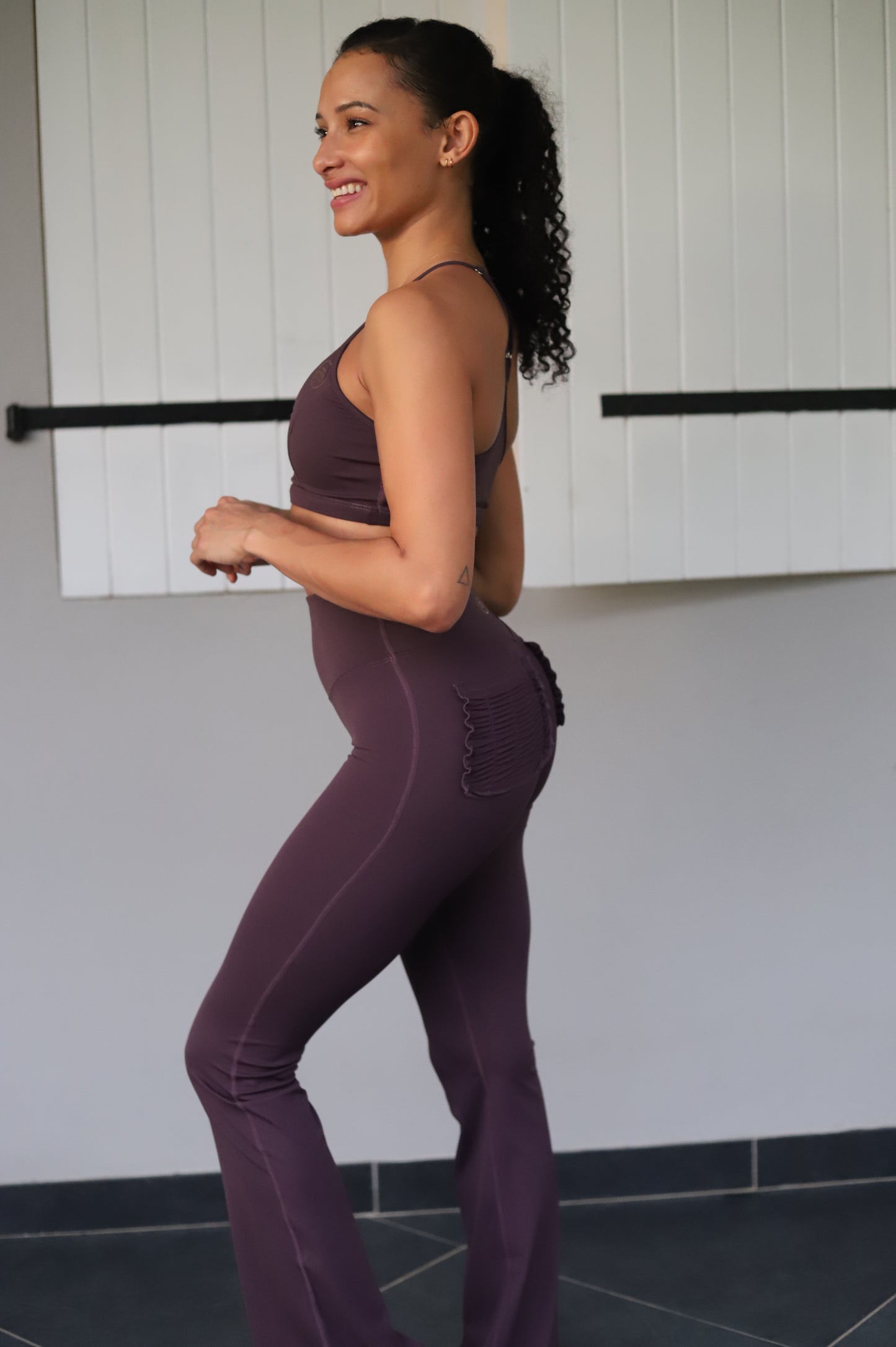 Ensemble de sport “CAYO COCO” – Brassière réglable & Pantalon évasé à poches froncées - violet