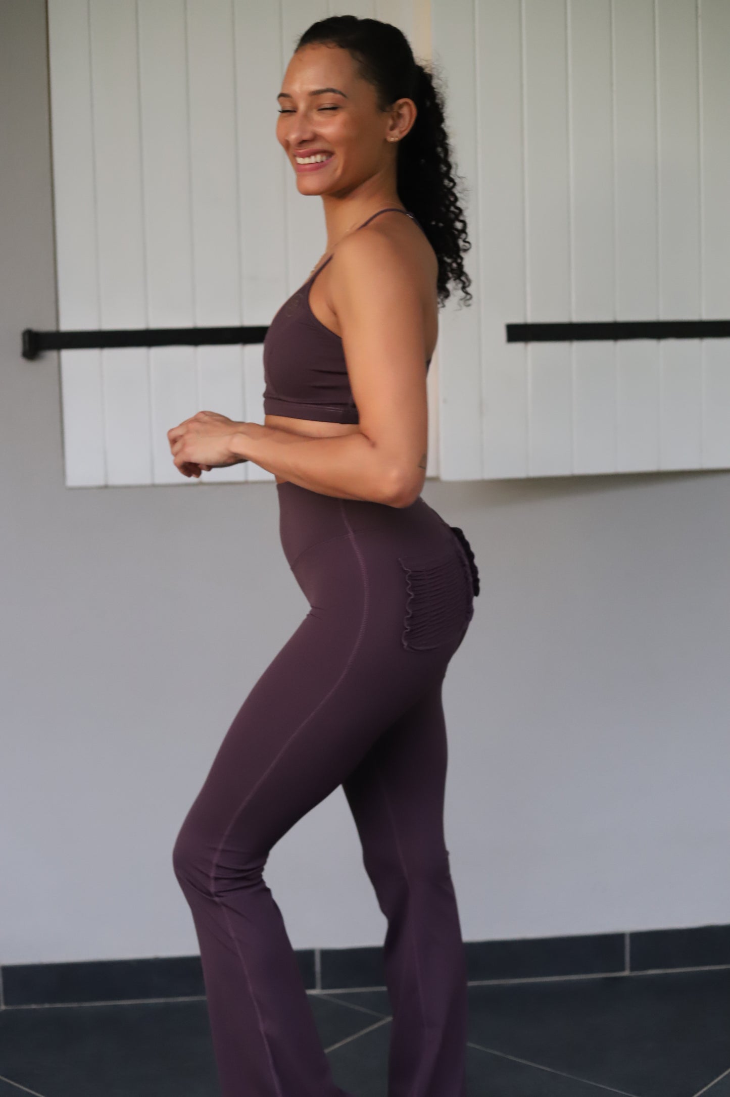 Ensemble de sport “CAYO COCO” – Brassière réglable & Pantalon évasé à poches froncées - violet