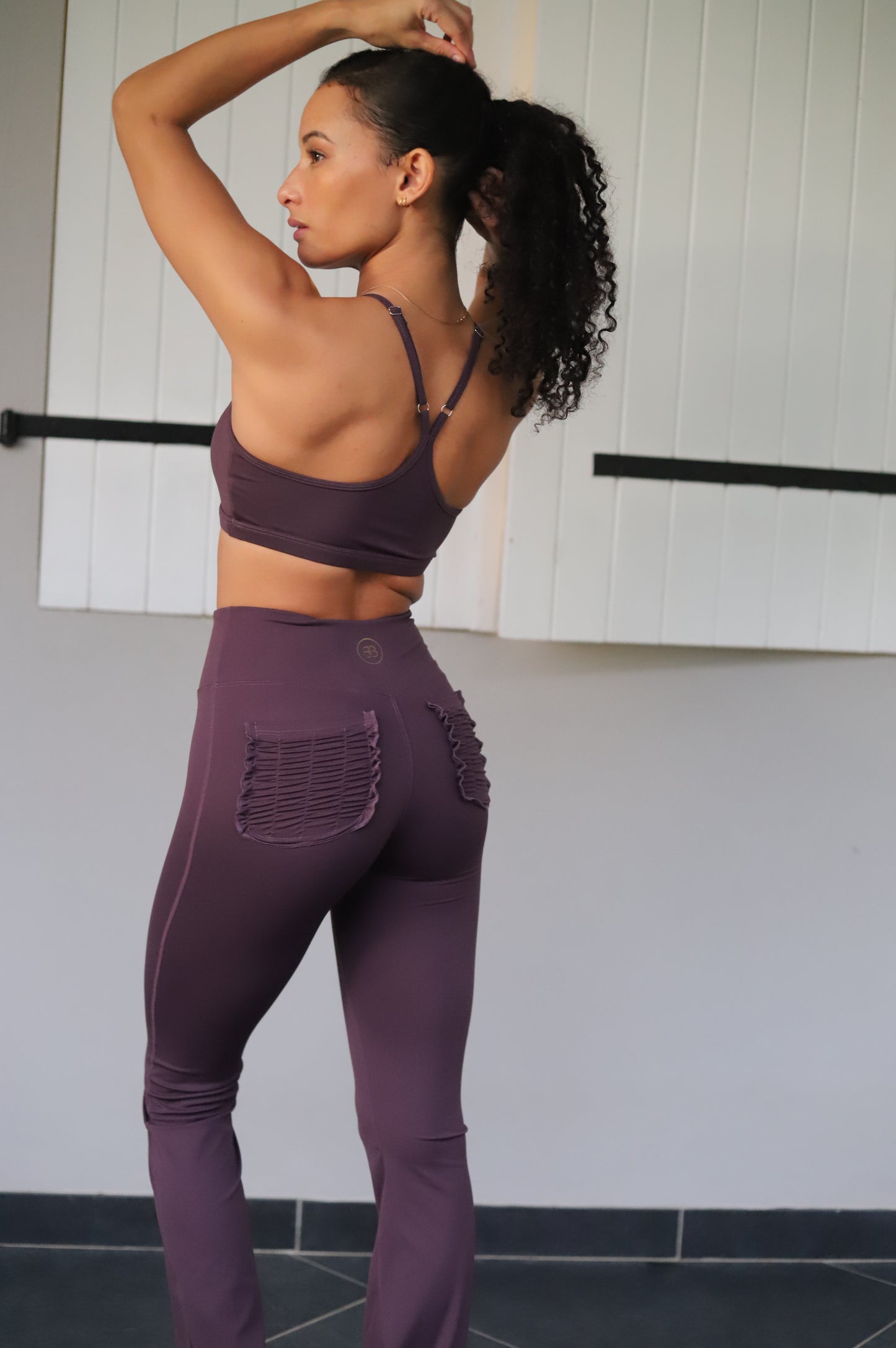 Ensemble de sport “CAYO COCO” – Brassière réglable & Pantalon évasé à poches froncées - violet