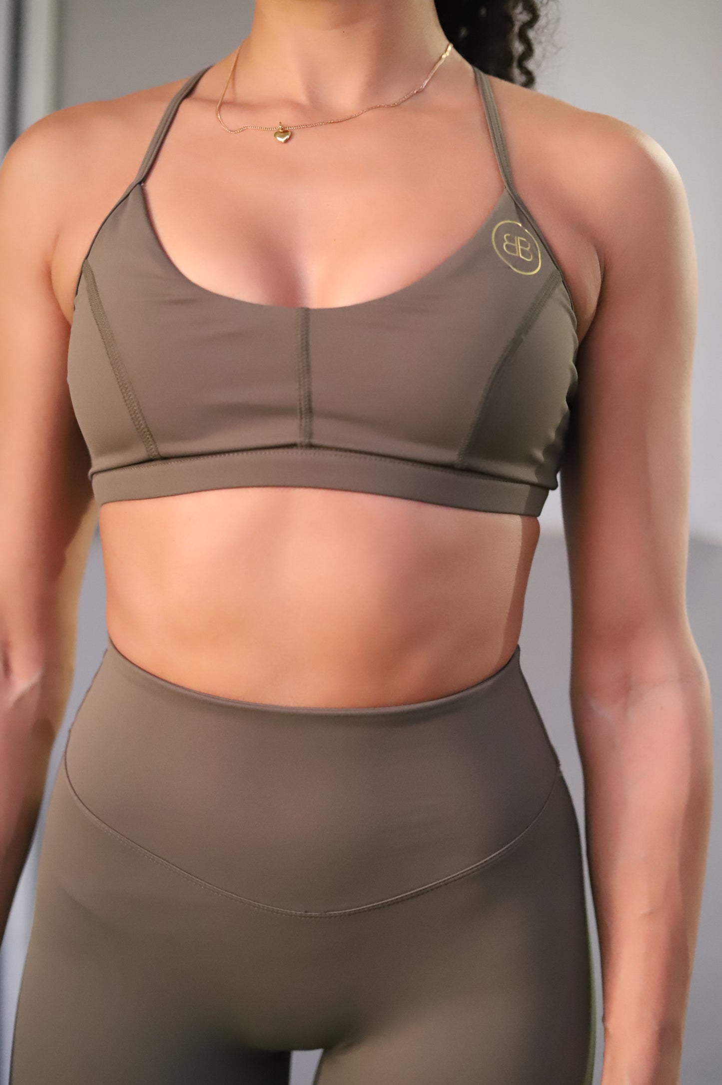 Ensemble de sport “CAYO COCO” – Brassière réglable & Pantalon évasé à poches froncées - VERT KAKI