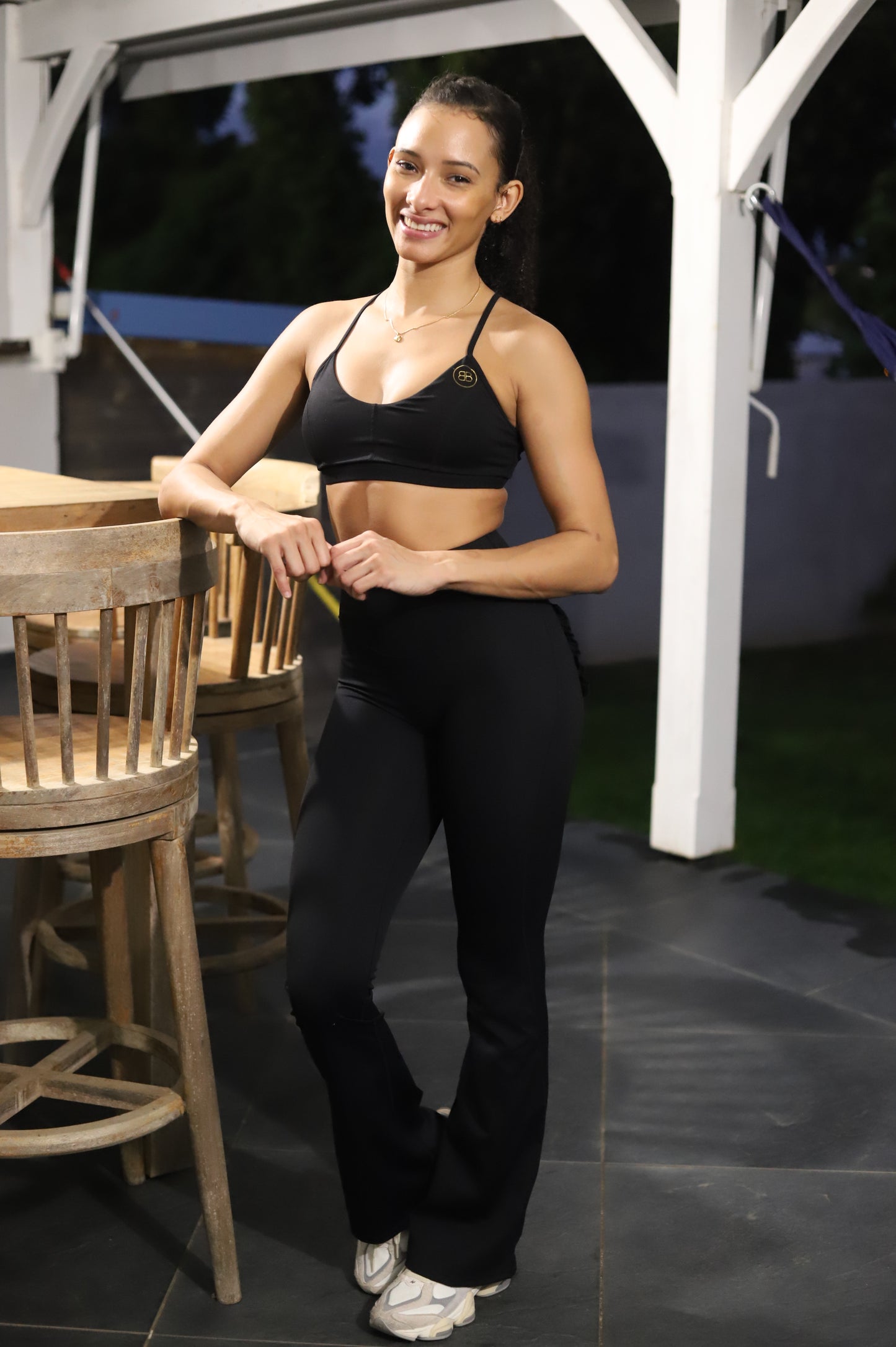 Ensemble de sport “CAYO COCO” – Brassière réglable & Pantalon évasé à poches froncées - NOIR